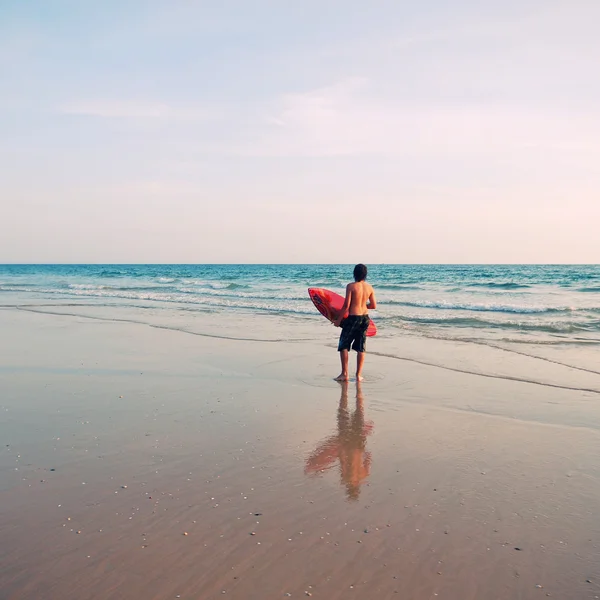 Surfer sörf tahtası okyanus plaj ile — Stok fotoğraf