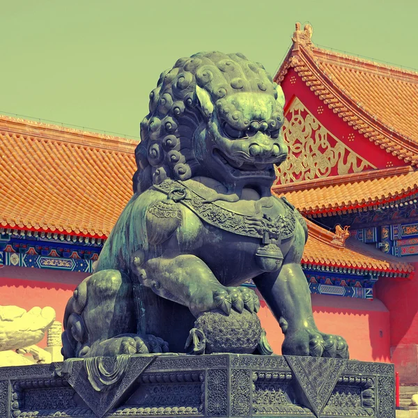Bronz aslan - ayrıntılı olarak yasak şehir içinde beijing, Çin — Stok fotoğraf