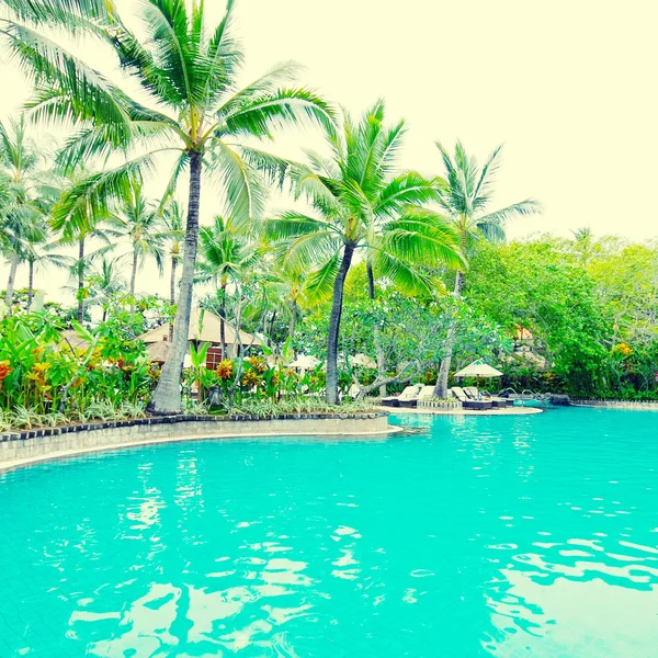 Bij het zwembad in luxe hotel, bali, Indonesië. — Stockfoto