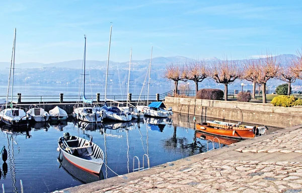 コモ湖イタリアのボート. — Stockfoto