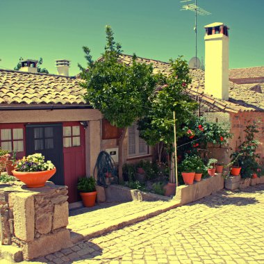 eski Portekiz köyde eski taş ev.