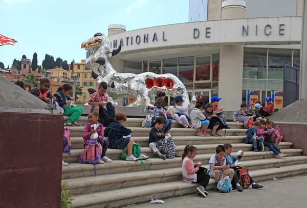 Enfants sur les marches du Musée d'Art Contemporain, Nice, Franc — Photo