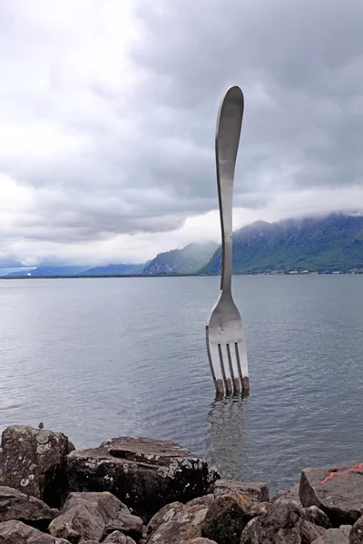 Obří ocelové vidlice ve vodě Ženevské jezero, vevey, Švýcarsko — Stock fotografie