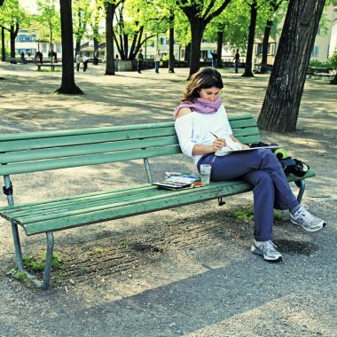 kadın ressam çizer zurich, İsviçre. 