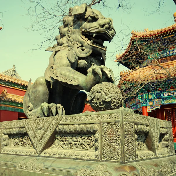 Bronzový Lev v lama temple (Peking, Čína) — Stock fotografie