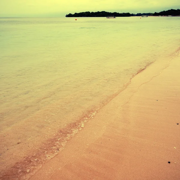 Tropischer strand in bali, indonesien Stockbild