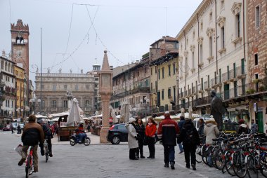 Verona, İtalya 'da Piazza delle Erbe.