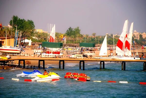 Barcos à vela na praia em Antalya, Turquia — Fotografia de Stock