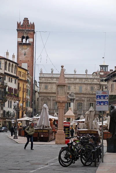 Piazza delle Erbe, Werona, Włochy. — Zdjęcie stockowe