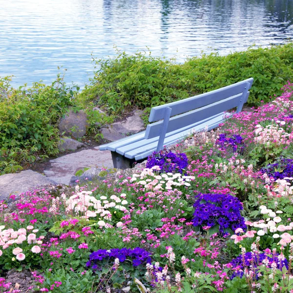Panchina e fiori al lago delle Alpi Montreux (Svizzera) ) — Foto Stock