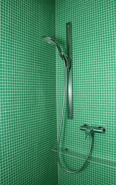 Sprcha na zelené mozaikové dlaždice zdi — Stock fotografie