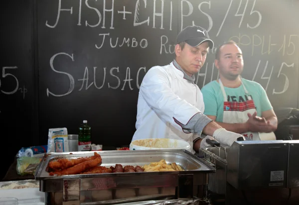 Puesto de comida en Street Food Festival en Kiev, Ucrania . — Foto de Stock