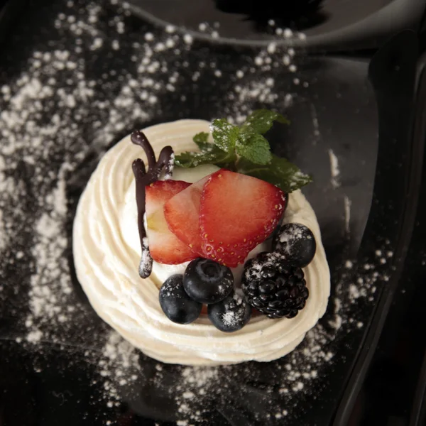 Traditional summer dessert pavlova with fresh berries — Stock Photo, Image