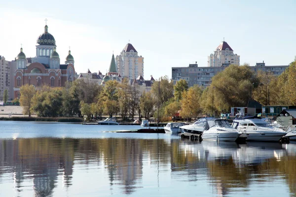 Paisaje urbano con barcos en el río Dniéper en Kiev, Ucrania . — Foto de Stock