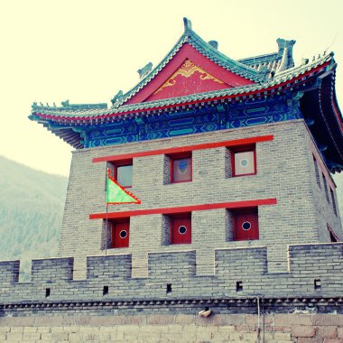 Çin pagoda ve bayraklar (Pekin, Çin Seddi üzerinde)