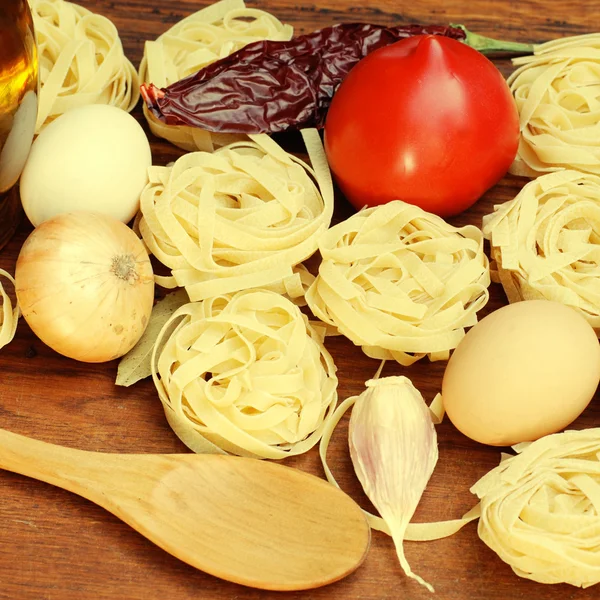 Tagliatelle pasta malzemeler ahşap tahta üzerinde — Stok fotoğraf