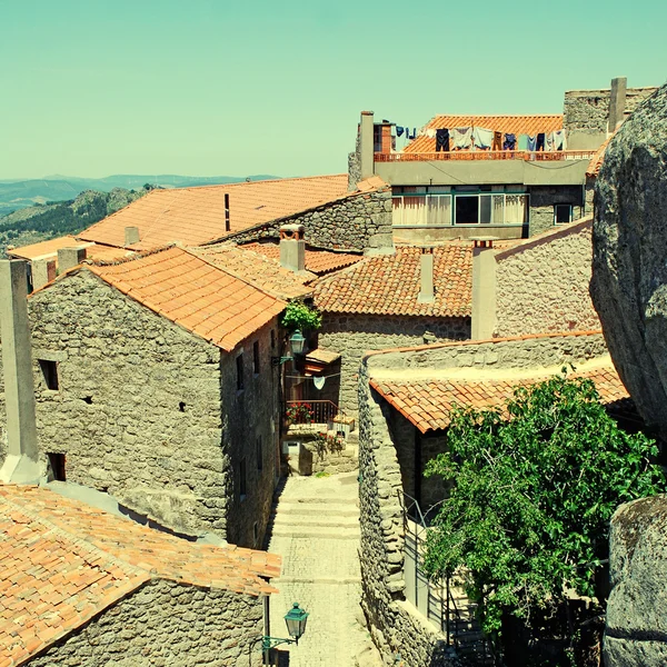 Vecchio villaggio di pietra con tetti di tegole rosse (Portogallo  ) — Foto Stock