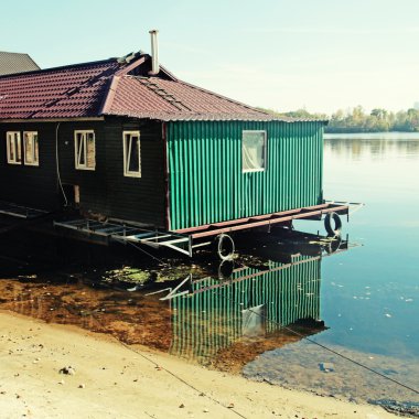  Dnieper Nehri, Kiev küçük yeşil ev