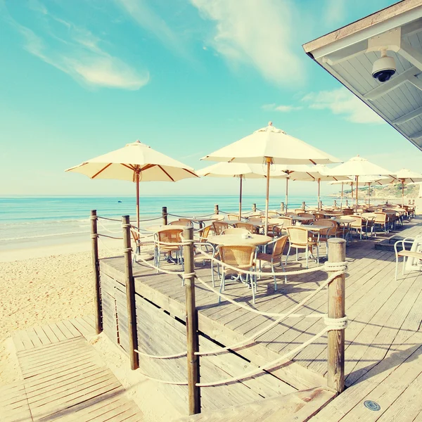 Terraza al aire libre cafetería en la playa de arena — Foto de Stock