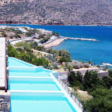 agua dulce que fluye a lo largo de una sección escarpada y rocosa del río