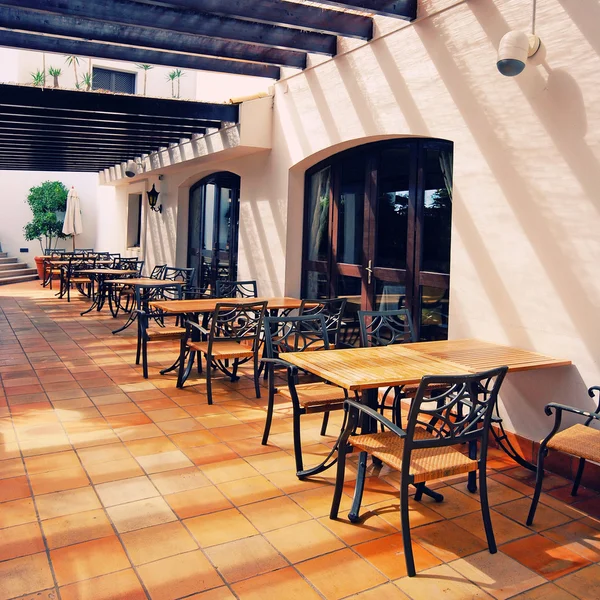 Terraza abierta cafetería en la ciudad mediterránea — Foto de Stock