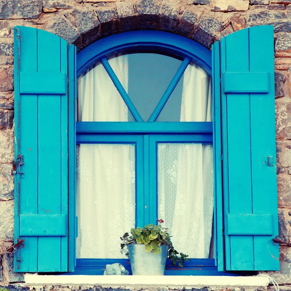 Blaues Fenster und Rollladen, Beton, Griechenland. — Stockfoto
