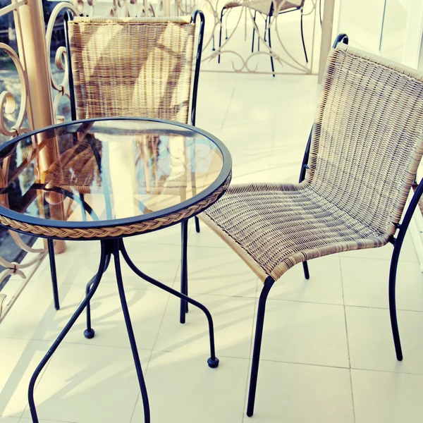 Ijzeren tafel en stoelen op het balkon — Stockfoto