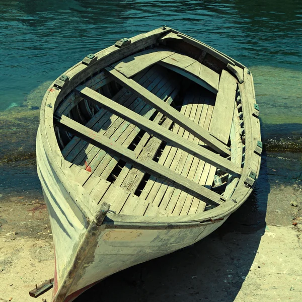 Barco abandonado (Grécia ) — Fotografia de Stock