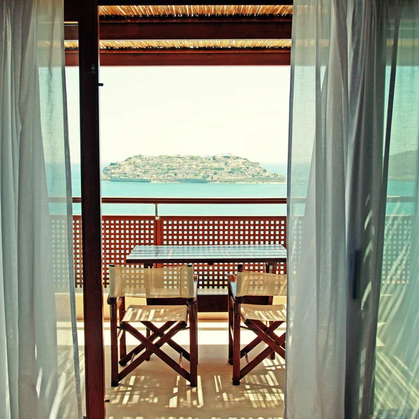 Balkony ouvert avec mobilier et vue sur la mer (Crète, Grèce ). — Photo