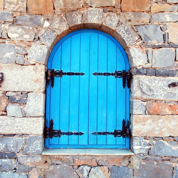 Vintage fönster med blå nära fönsterluckor, Kreta, Grekland. — Stockfoto