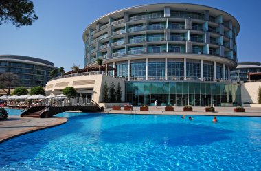 Luxury Resort Hotel görünümünü yaz 