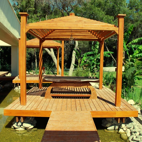 Pavillon en bois pour massage en station estivale — Photo