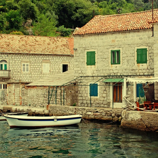 Régi mediterrán házak és a móló (Montenegro) — Stock Fotó