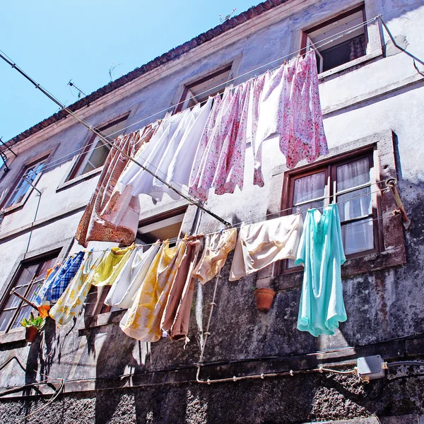 La ropa de cama se seca en el casco antiguo portugal — Foto de Stock