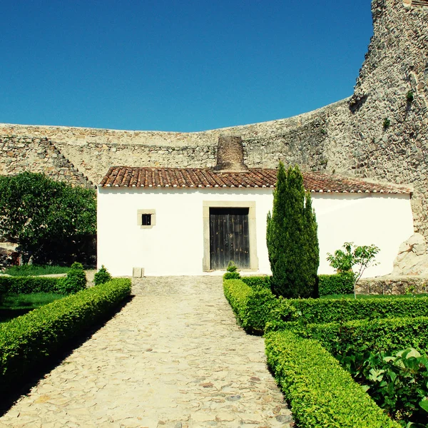 Pequena casa no castelo medieval (Portugal ) — Fotografia de Stock