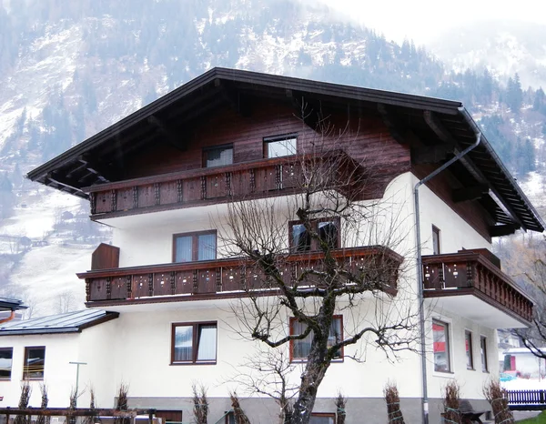 Casa en pueblo de montaña, Austria — Foto de Stock