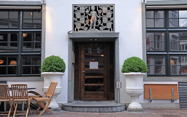 Haustür am traditionellen Schweizer Haus, Zürich. — Stockfoto