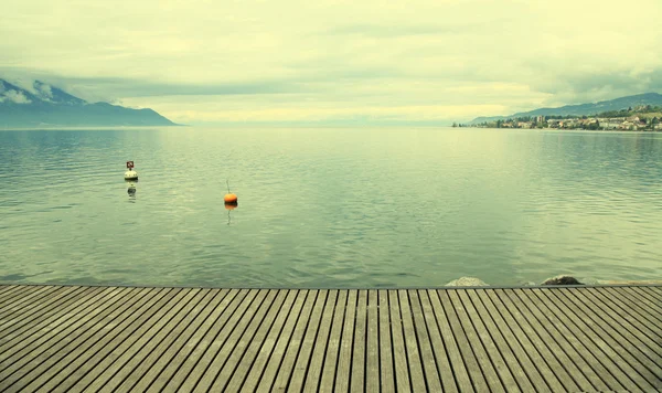 Prázdné šedé dřevěné molo na Ženevské jezero — Stock fotografie