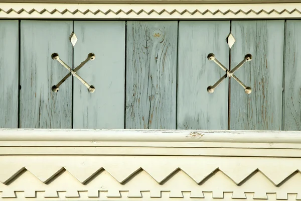 Antiguo fondo rústico azul claro pintado de madera con elem tallado — Foto de Stock