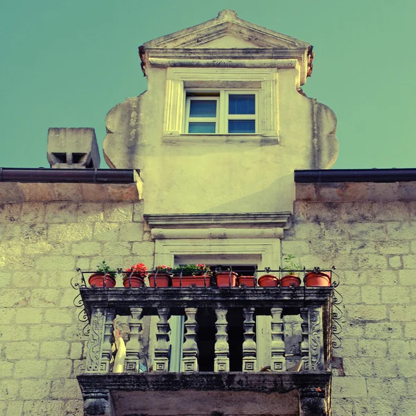 Varanda com vasos de flores na antiga cidade europeia — Fotografia de Stock