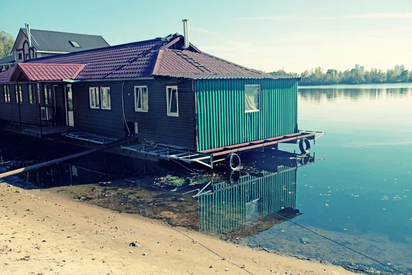 Malý zelený dům na břehu řeky Dněpr, Kyjev — Stock fotografie