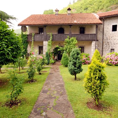 Güzel yazlık bahçe ile taş kırsal ev.