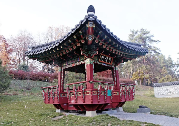 Pavilhão chinês ornamentado no parque de outono — Fotografia de Stock