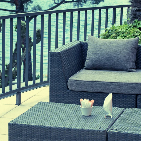 Café al aire libre con muebles de ratán en la terraza — Foto de Stock