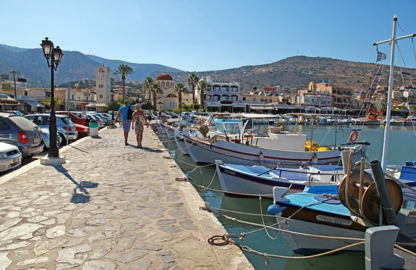 Rybářské lodě na nábřeží, Kréta, Řecko. — Stock fotografie