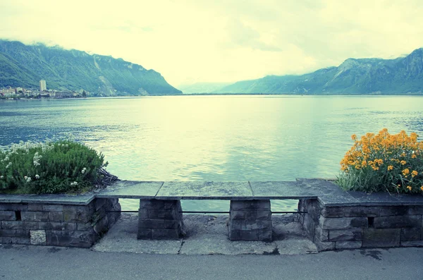 Panca in pietra sul lago di Ginevra a Montreux (Svizzera) ) — Foto Stock