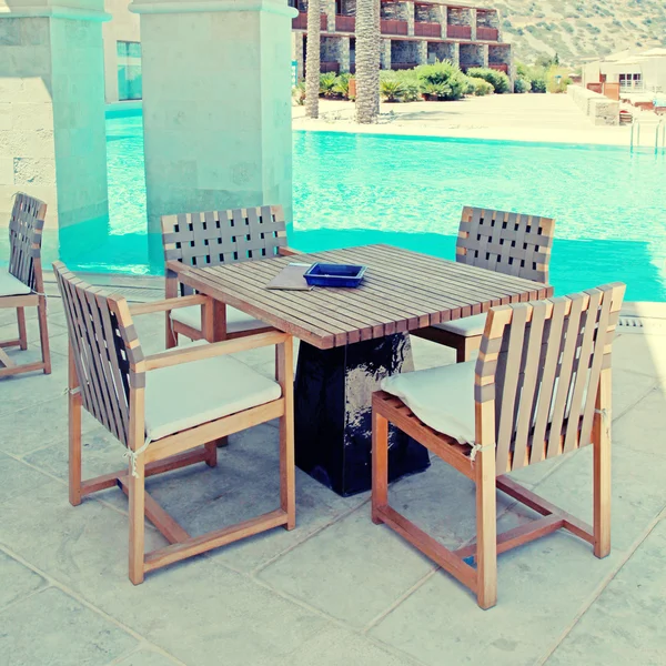 Terraço do hotel de verão com piscina e mobiliário de exterior (Grécia ) — Fotografia de Stock