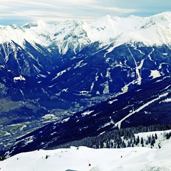 Alpen Berge und Alpendorf im Tal (Österreich) — Stockfoto