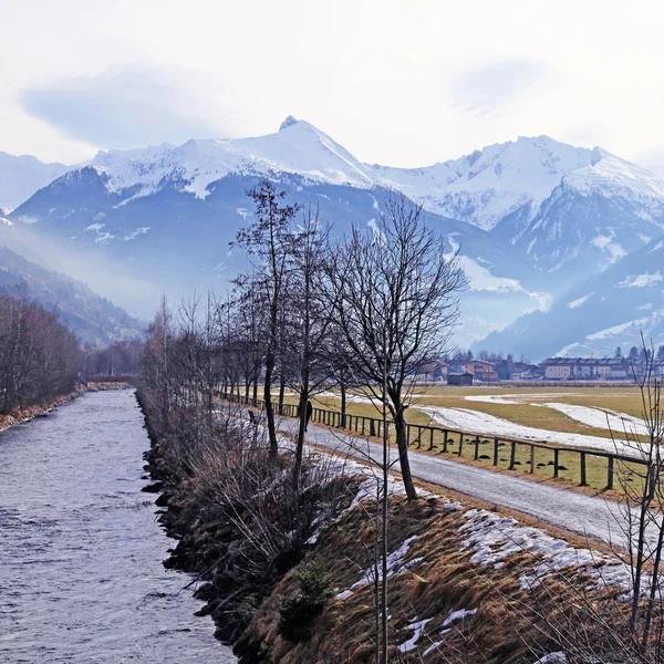 Fiume, strada di campagna e Alpi montagna in piccolo villaggio (Austria ) — Foto Stock