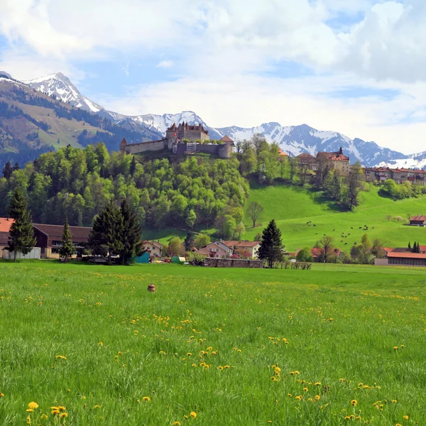 Gruyere slottet och Alperna, Schweiz — Stockfoto